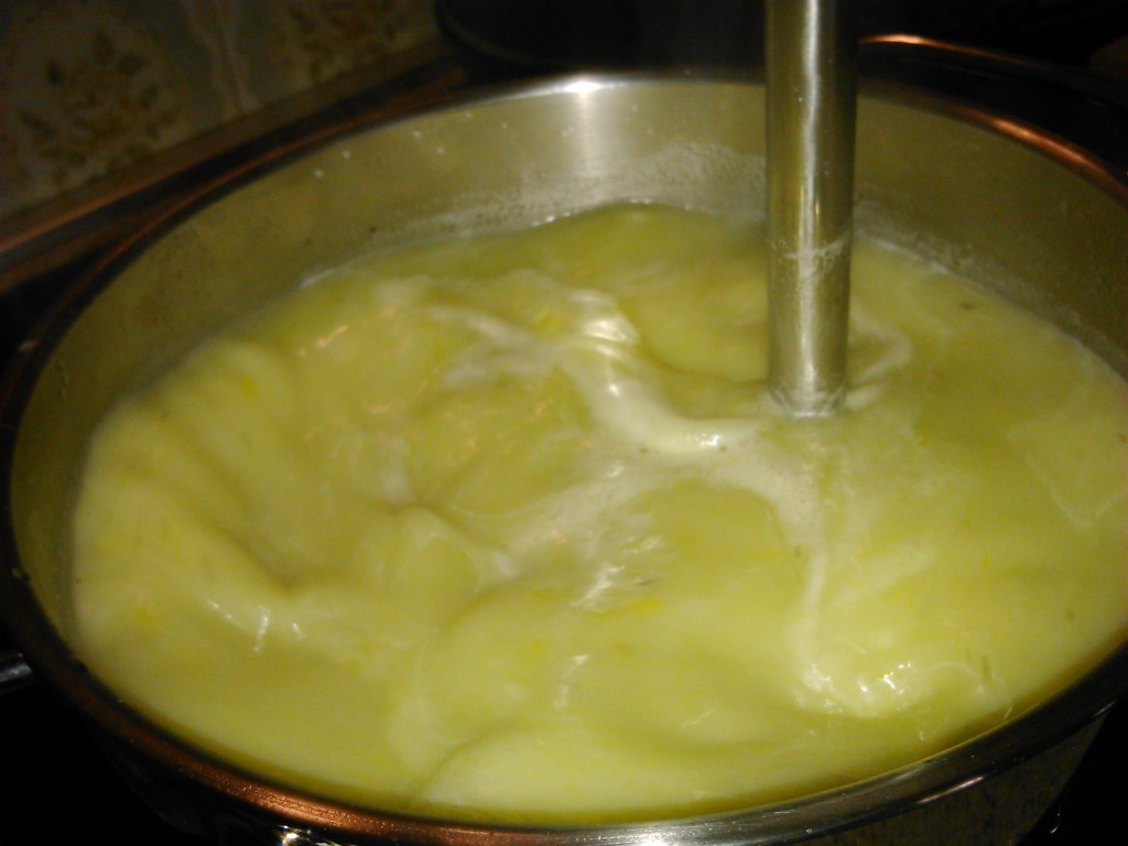 S pomočjo paličnega mešalnika zmiksamo sestavine v kremno porovo juho s cvetačo.