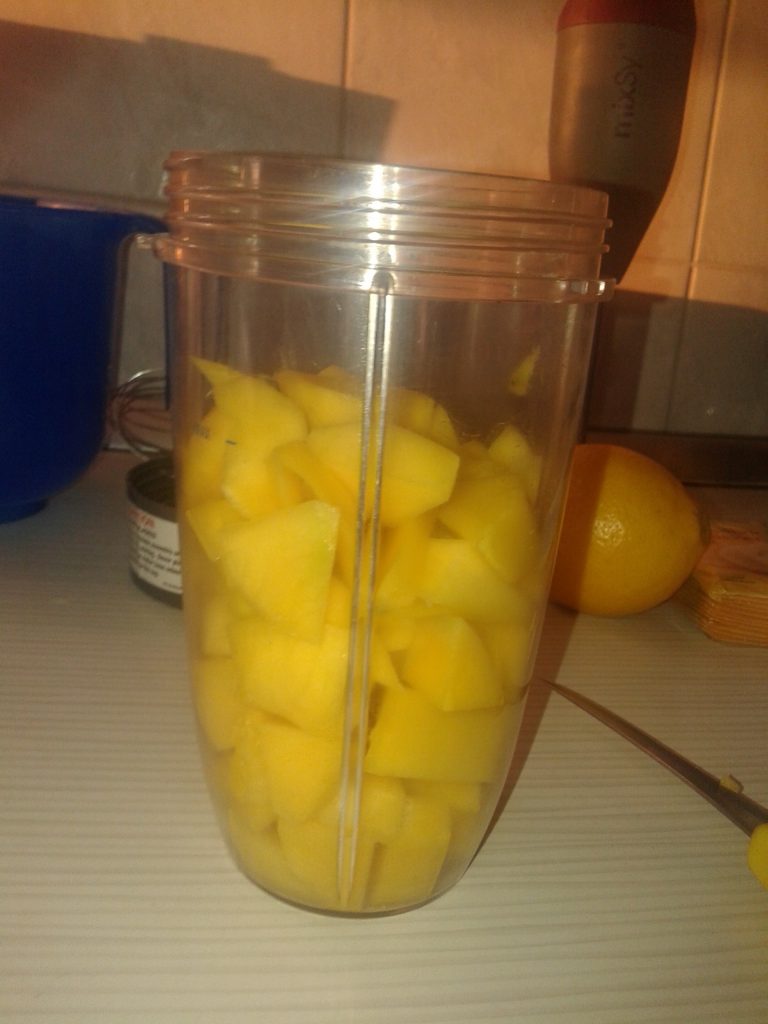Mango z limetino mascarpone kremo in borovničevim prelivom