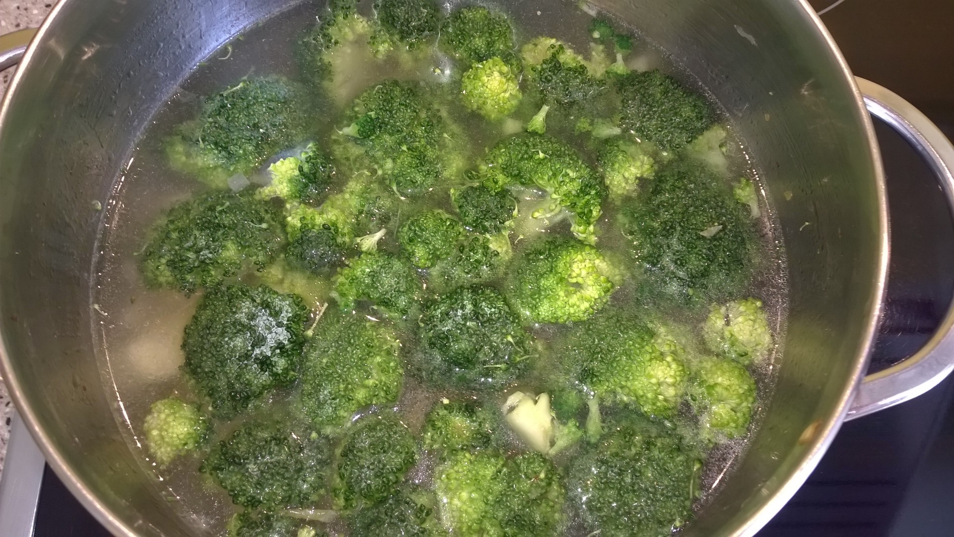Preprosta kremna juha iz zelenega brokolija