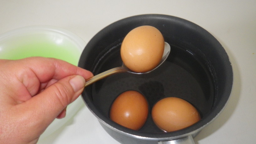 Kako skuhati jajce, ne da bi lupina počila?
