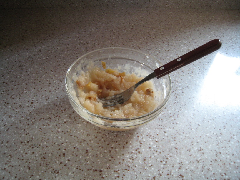 Domač hruškov jogurt z orehi in medom