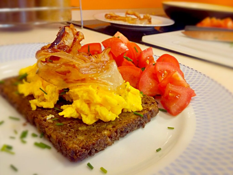 nedeljski zajtrk - umešana jajčka s slanino