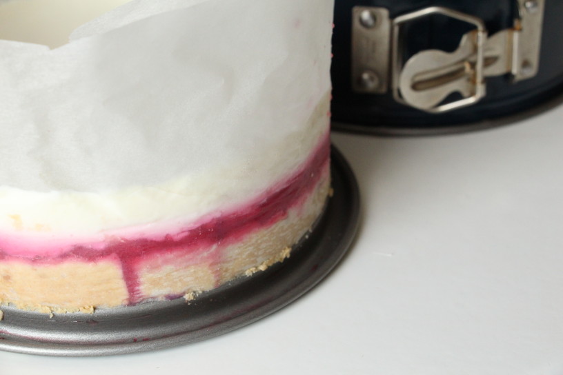 nebeska jogurtova torta z ribezom in malinami (12)
