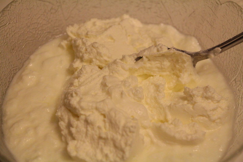 nebeska jogurtova torta z ribezom in malinami (8)