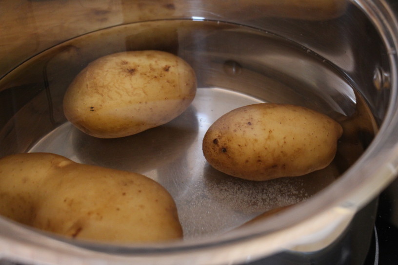 mladi krompir z zelenim prelivom (2)