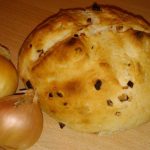 Omamen-kruh-s-čebulo