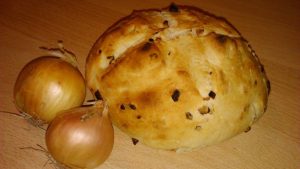Omamen-kruh-s-čebulo