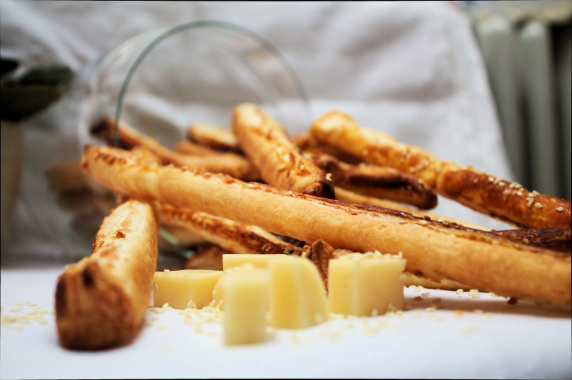 Hrustljave palčke s sirom in sezamom