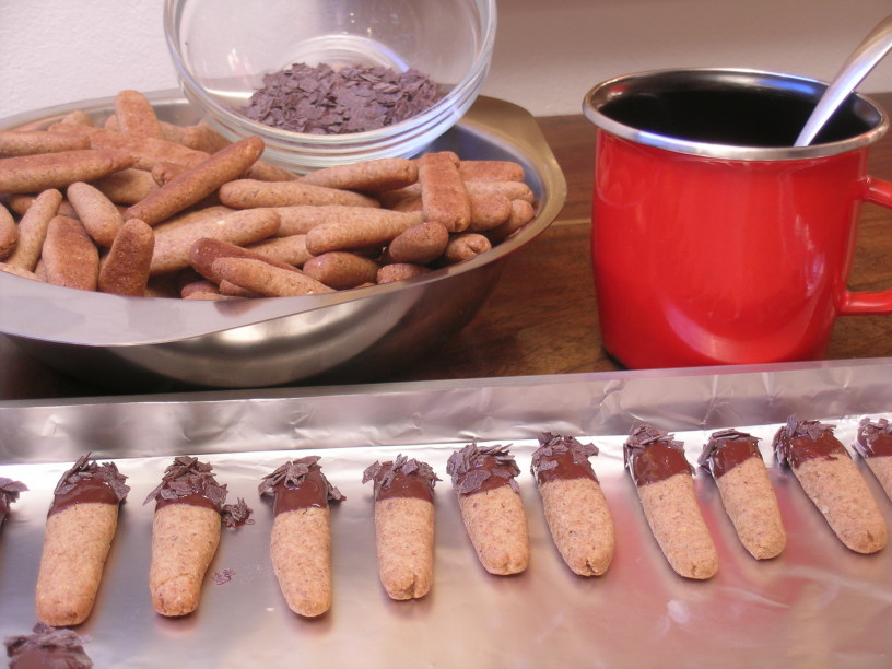 Medenjaki z orehi in poprom obliti s čokolado