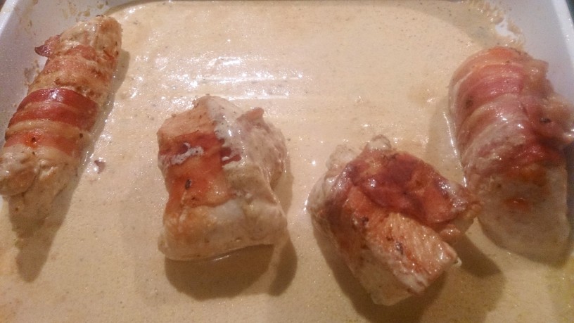 Polnjeni puranji zrezki s slanino v smetanovi omaki
