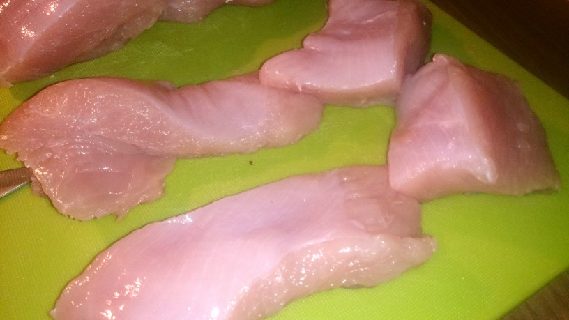 Polnjeni puranji zrezki s slanino v smetanovi omaki