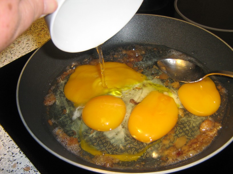 Najbolj slastna jajčka pečena na ocvirkih