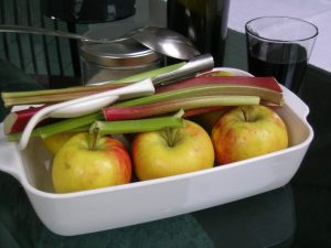 jabolka-in-rabarbara-pecena-v-redecem-vinu-1