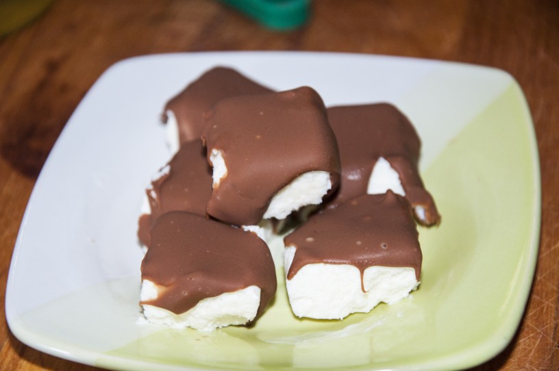 Kokosove sladoledne rezine oblite s čokolado (Bounty)