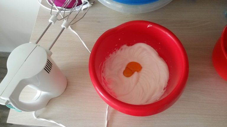 jogurtovo-pecivo-s-češnjami1