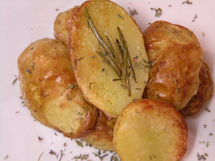 pecen-krompir-z-rozmarinom