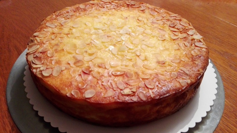 Skutina torta z mandlji