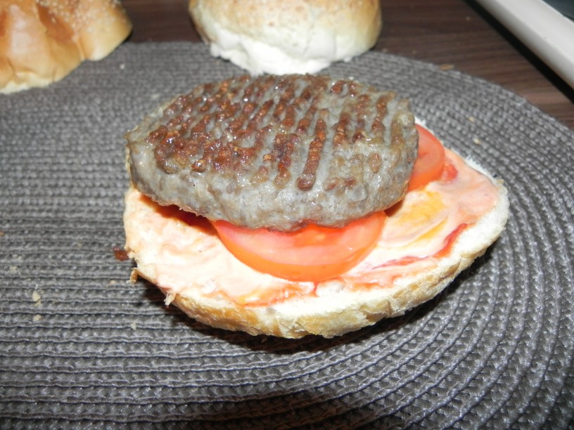 Domač hamburger z govedino
