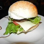 Domač hamburger z govedino