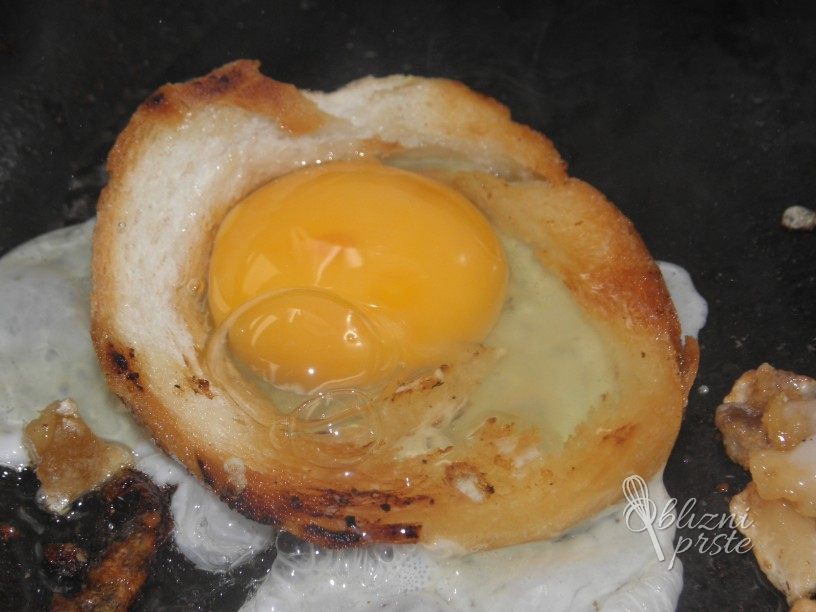 Pečena jajčka v skorji kruha 2
