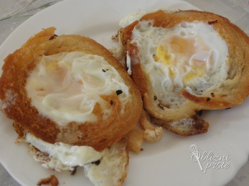 Pečena jajčka v skorji kruha
