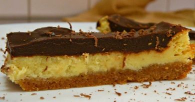 odlicne-cheesecake-rezine-s-cokoladnim-prelivom