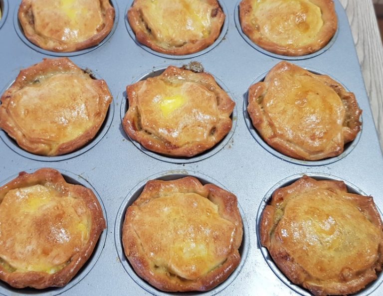 Mini pite z gobovim in mesnim nadevom - OblizniPrste.si