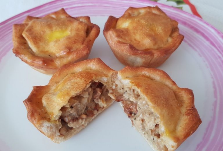 Mini pite z gobovim in mesnim nadevom - OblizniPrste.si