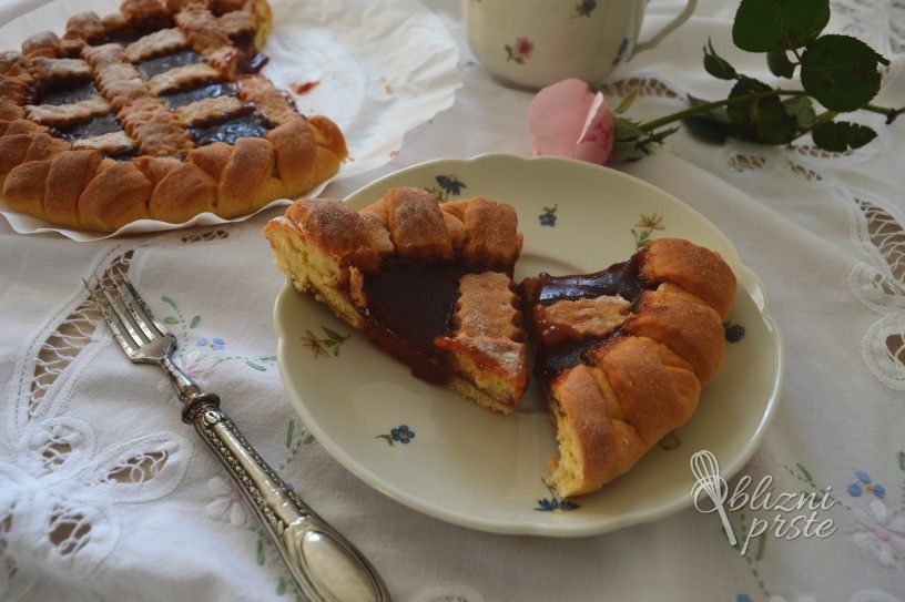 krostata z jagodno marmelado