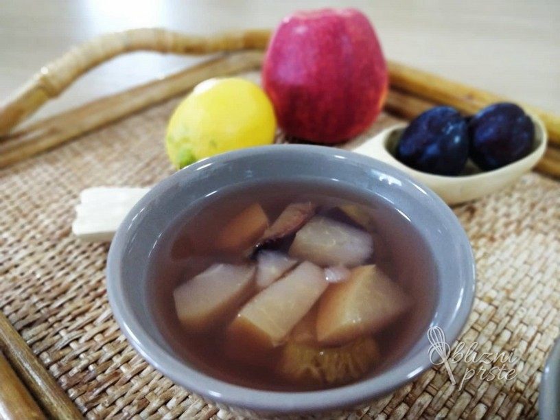 Domač jabolčno-slivov kompot
