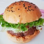 Burger z domačimi bombetkami