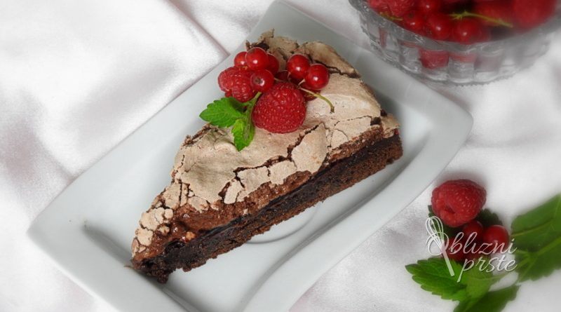 čokoladno malinova torta z meringo