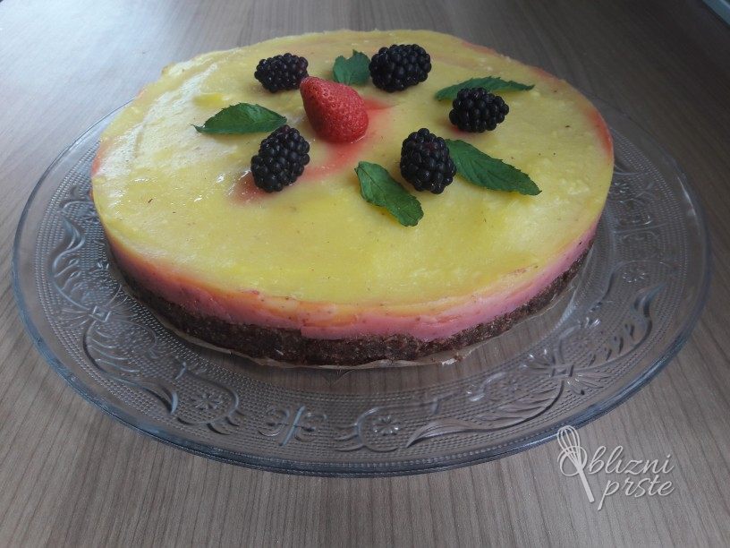 Jagodno ananasova torta brez peke