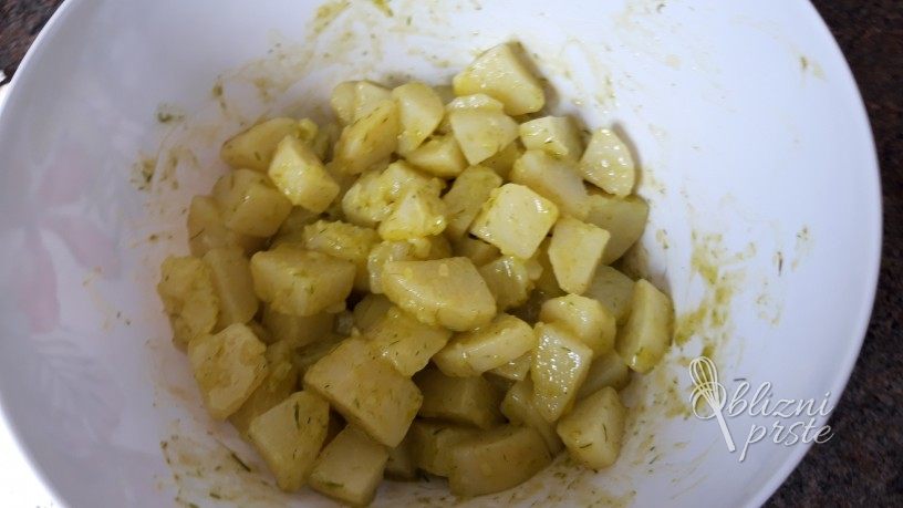 sveža krompirjeva solata z drobnjakom