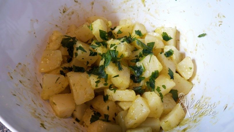 sveža krompirjeva solata z drobnjakom