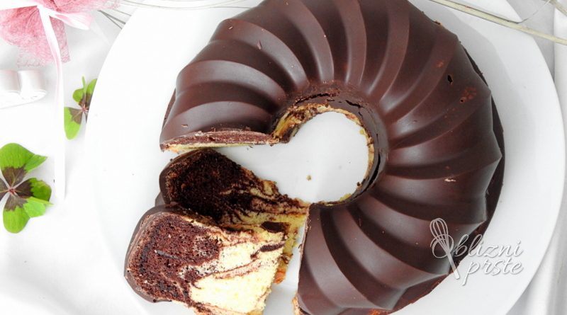 marmorni kolač s čokoladnim prelivom