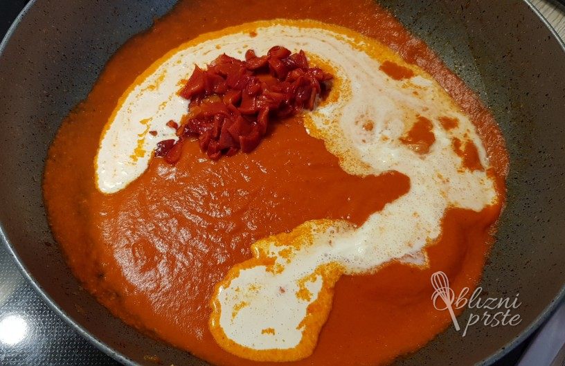 Omaka iz pečenih rdečih paprik