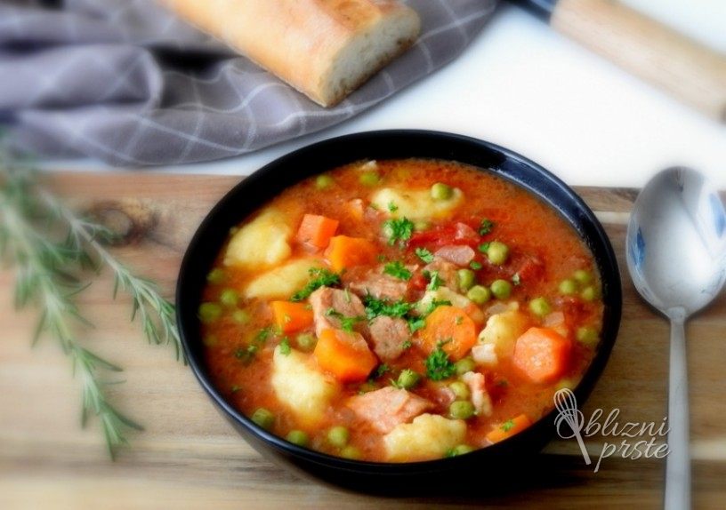 Svinjina z grahom in žličniki kuhana v slow cookerju