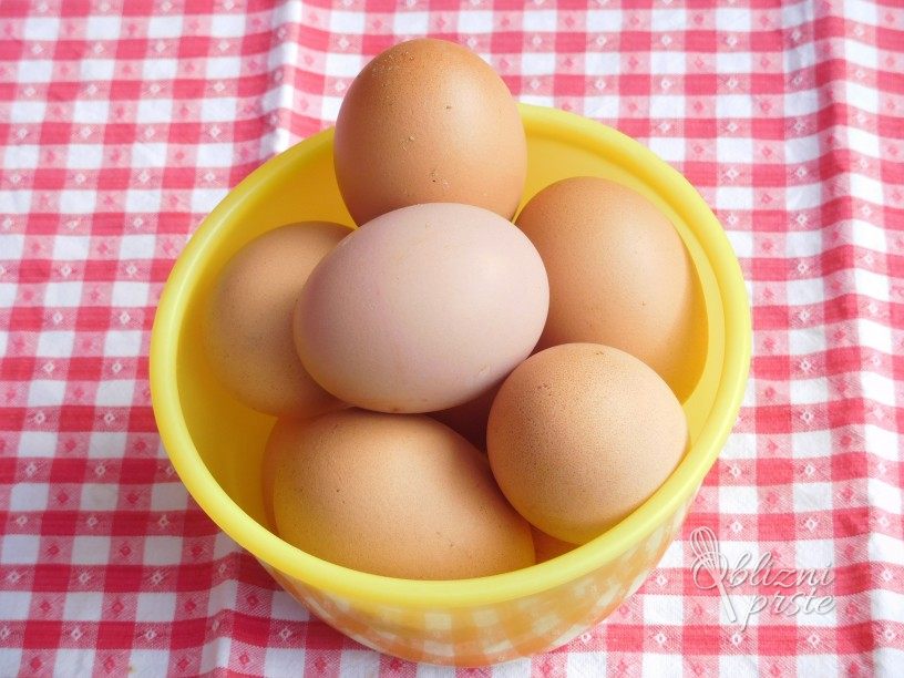 Jajca vložena v kisu