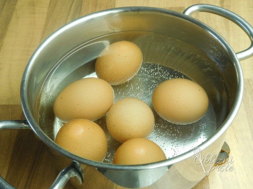 Črna redkev in repa z jajci v solati