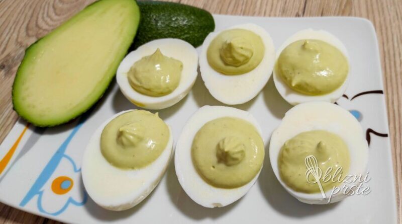 Avokadov namaz v jajčnih posodicah