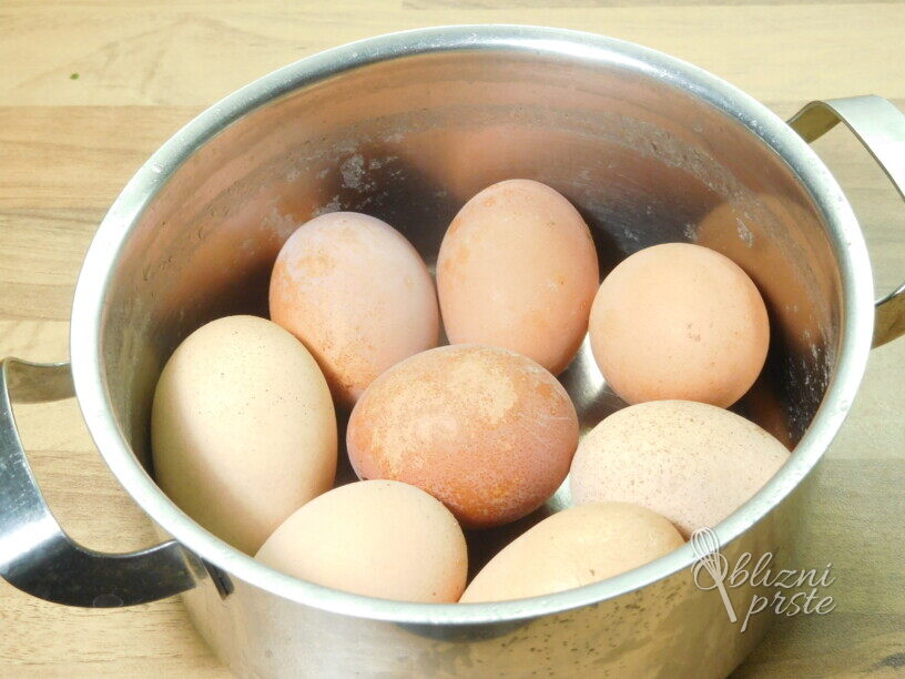 Motovilec z jajcem v solati
