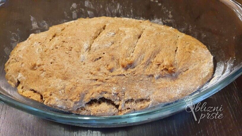 Okusen pirin kruh brez kvasa in gnetenja