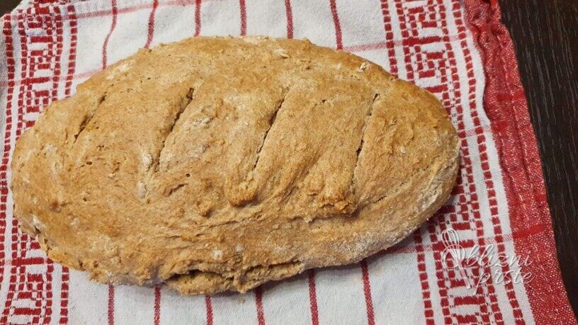 Okusen pirin kruh brez kvasa in gnetenja