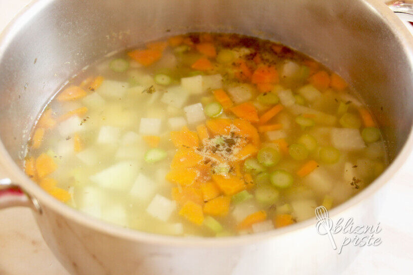 Kremna zelenjavna juha s šparglji