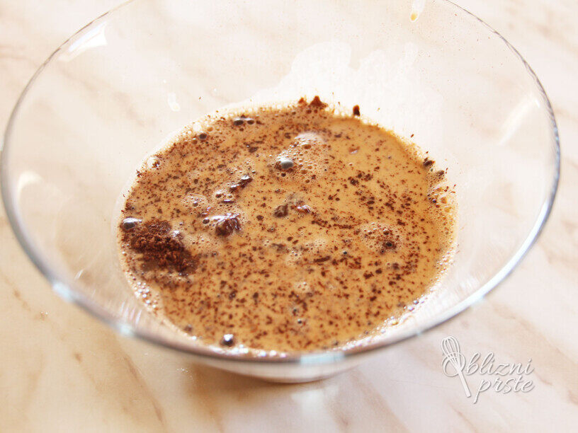 Čokoladno kavno pecivo z zdrobovim nadevom in orehi