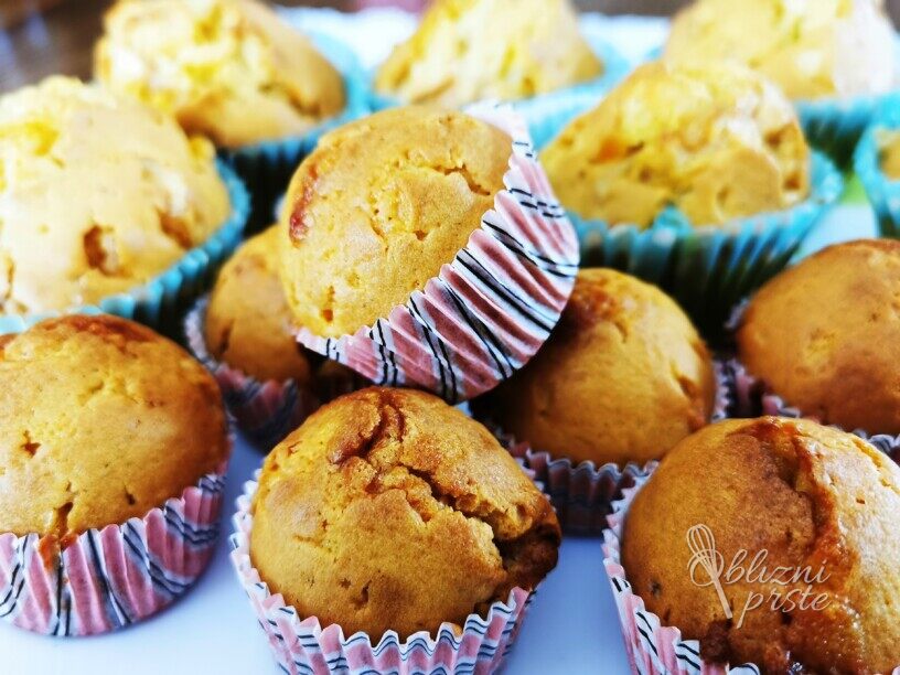 Muffini z belo čokolado in kandirano pomarančo