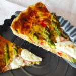 Špargljeva pita z burrato in pršutom