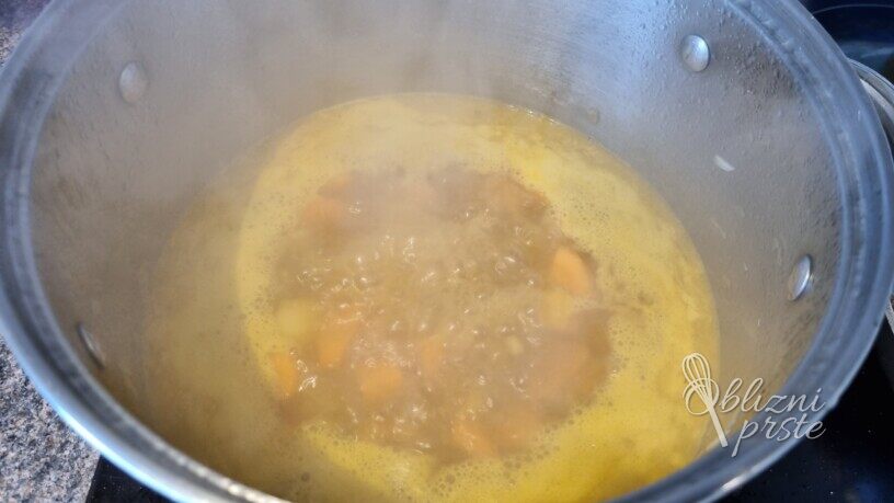 Okusna korenčkova juha s kurkumo