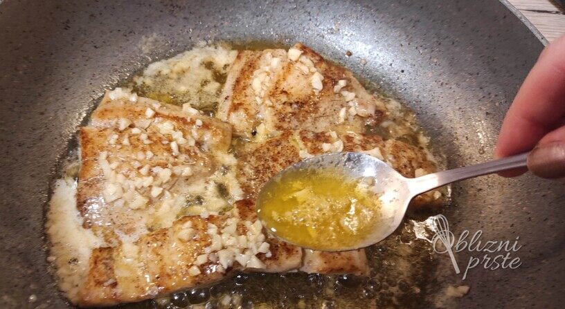 Losos popečen na maslu s česnom